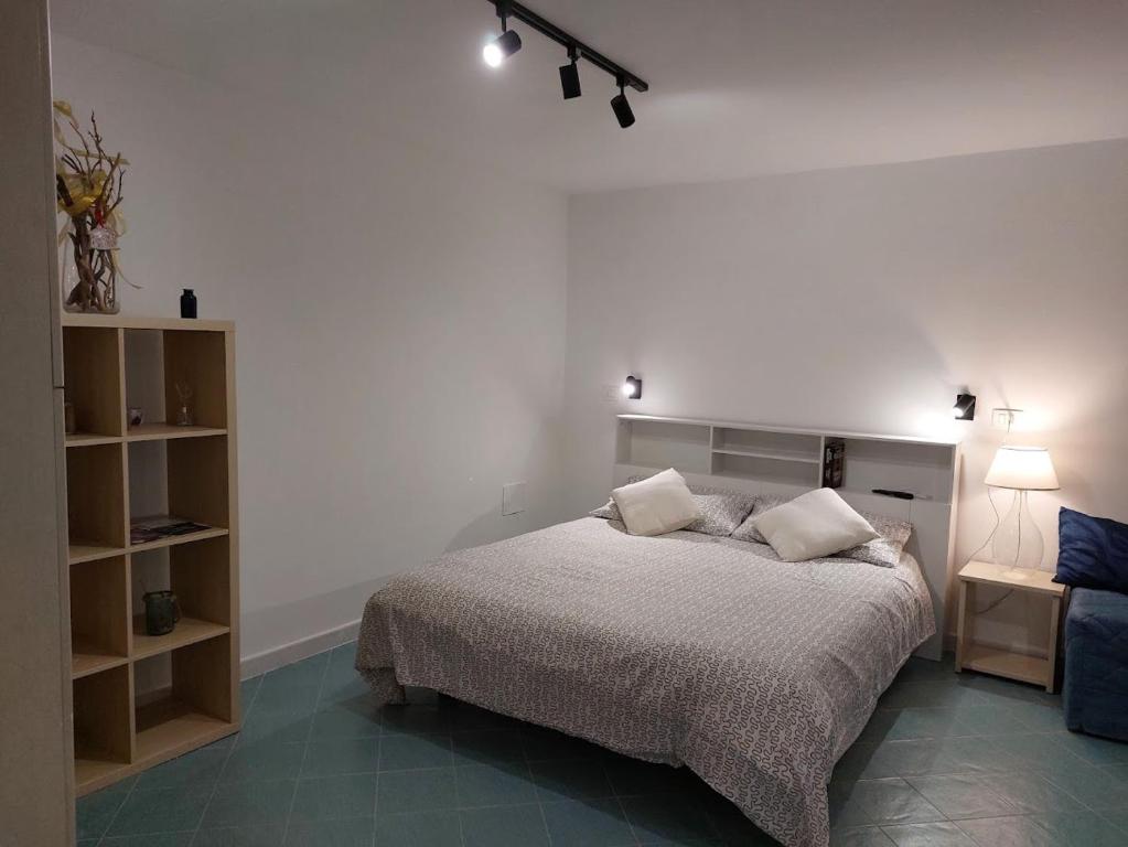 biała sypialnia z łóżkiem i kanapą w obiekcie Casa Vacanze Aenaria-Ristrutturato 2024 w mieście Ischia