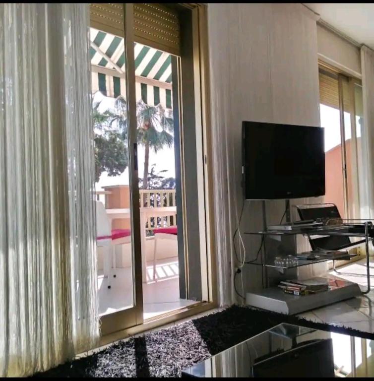 Televízia a/alebo spoločenská miestnosť v ubytovaní Condominio Imperiale