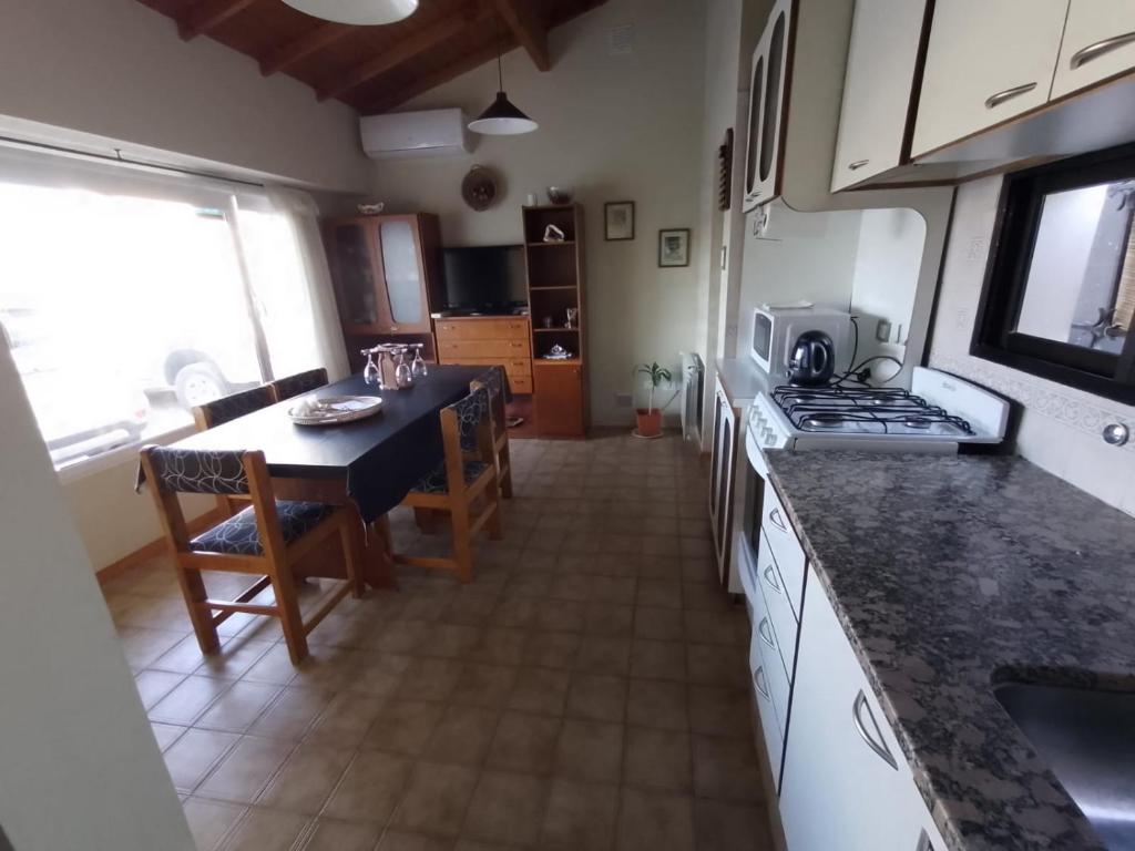 Kuchyň nebo kuchyňský kout v ubytování La Laguna - Casa familiar a 5 cuadras de la playa.