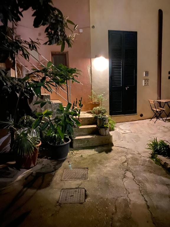 A garden outside B&B Case a San Matteo