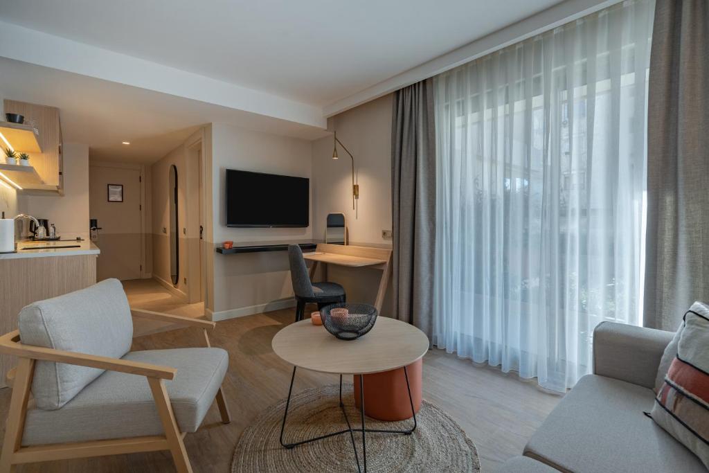 TV a/nebo společenská místnost v ubytování Oli Hotel and Suites