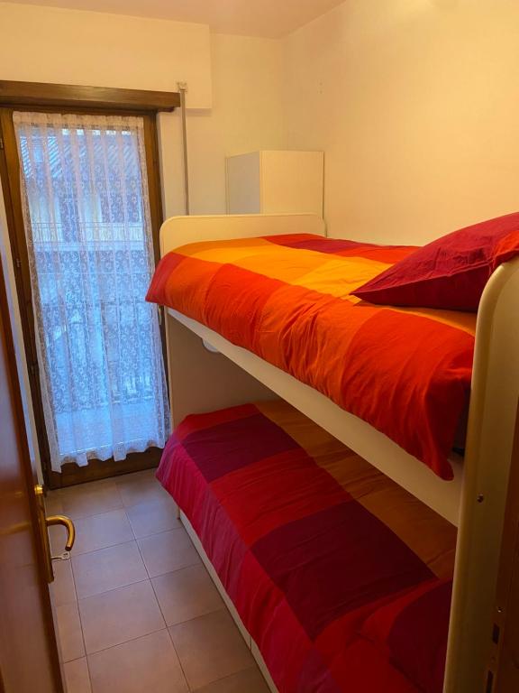 Katil dua tingkat atau katil-katil dua tingkat dalam bilik di Casa Max a Canove di Roana