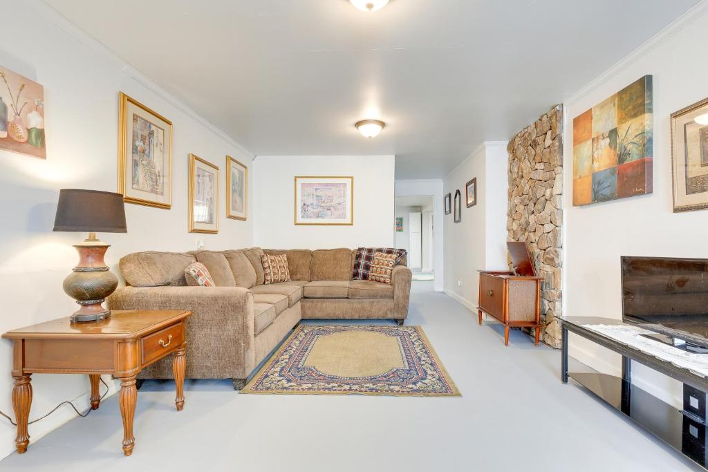 een woonkamer met een bank en een tafel bij Comfortable Alabama Apartment Pets Welcome! in Jackson