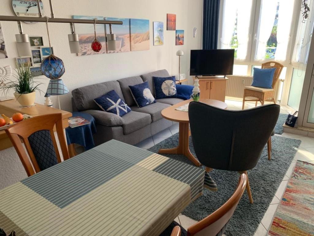 ein Wohnzimmer mit einem Sofa und einem Tisch in der Unterkunft Knechtsand 402 in Cuxhaven