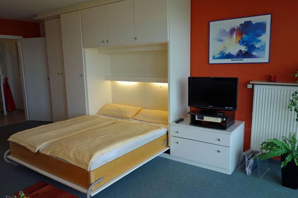 ドゥネンにあるResidenz 06のベッドルーム(ベッド1台、薄型テレビ付)