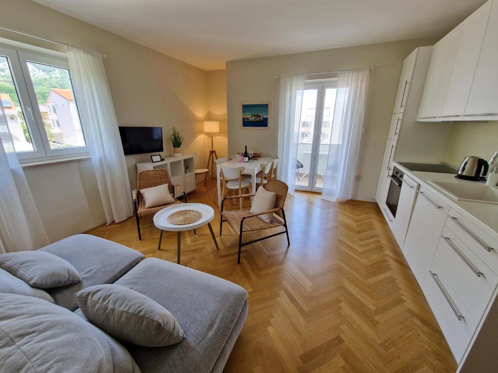 Kuchyň nebo kuchyňský kout v ubytování APARTMENTS JOSIPA