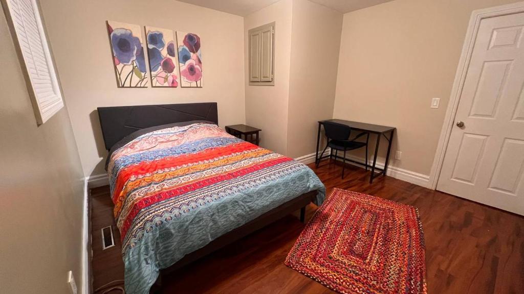 sypialnia z łóżkiem z kolorową kołdrą w obiekcie Affordable Downtown Private Rooms w mieście Windsor