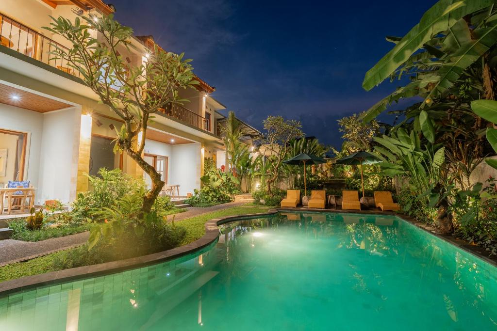 une villa avec une piscine la nuit dans l'établissement Narada Suite & Villa, à Ubud