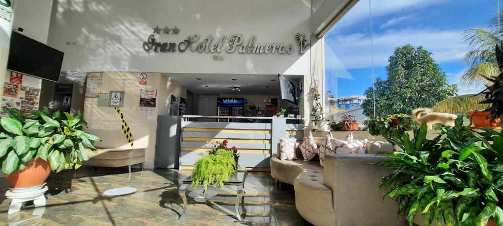 Gran Hotel Palmeras في جيان: يوجد متجر أمامه نباتات الفخار