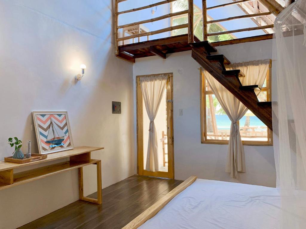Postel nebo postele na pokoji v ubytování Surya Beach Resort Palawan