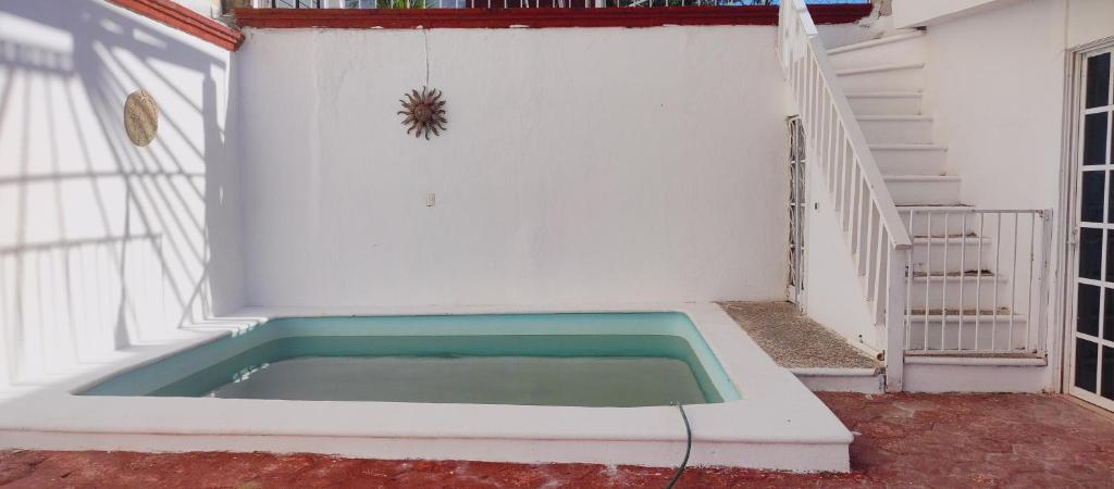 una piscina in una stanza con scala di Casa costa azul ad Acapulco