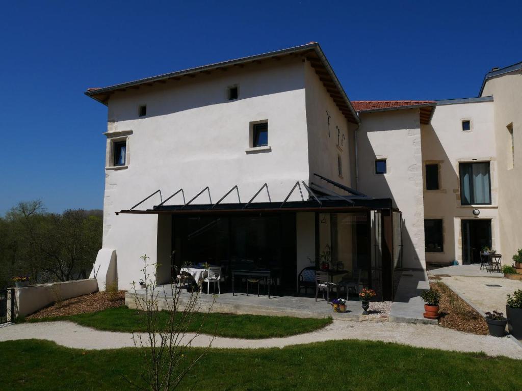 - un grand bâtiment blanc avec une terrasse en face dans l'établissement Guestroom Millery, 1 pièce, 4 personnes - FR-1-584-192, 