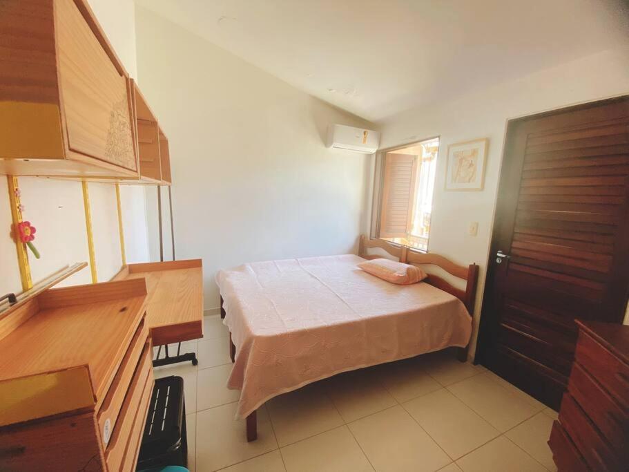 - une petite chambre avec un lit et une fenêtre dans l'établissement Duplex relax, à Barra de São Miguel