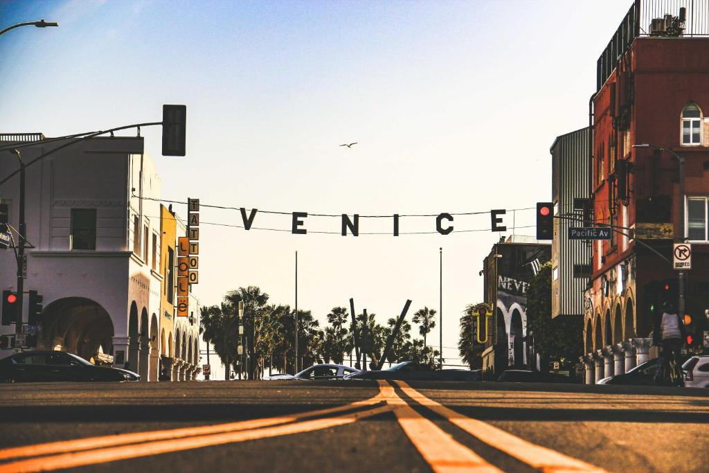 uma rua da cidade com um sinal de vingança em Venice Beach International Traveler Cabins & Suites- Surf & Yoga & E-Bike em Los Angeles