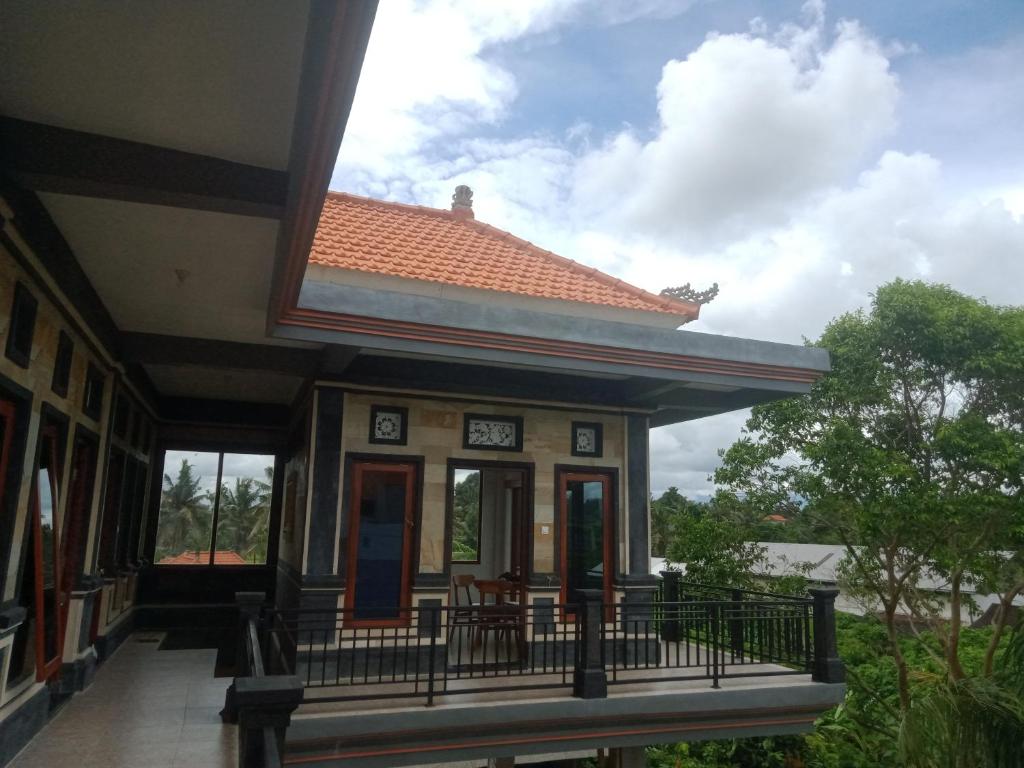 Casa pequeña con balcón y techo en Chiinta House, en Ubud