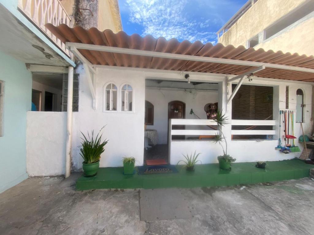 una casa bianca con delle piante davanti di Casa Arraial ad Arraial do Cabo