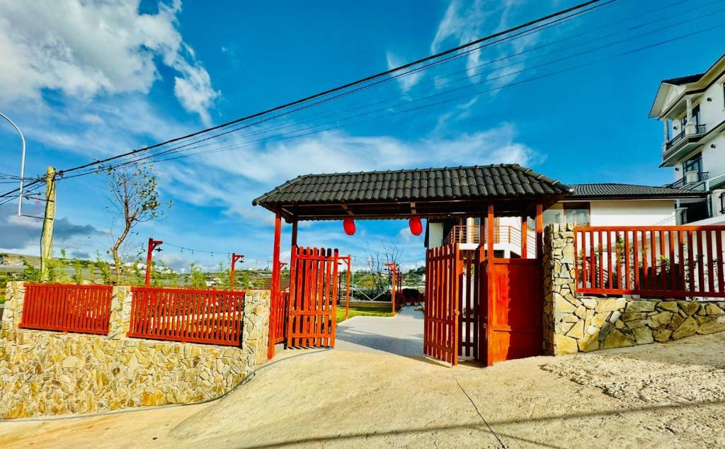 a red gate in front of a building at Nathy Villa in Khu Chi Lăng