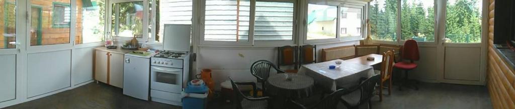 Kuchyň nebo kuchyňský kout v ubytování Apartments Zekovic