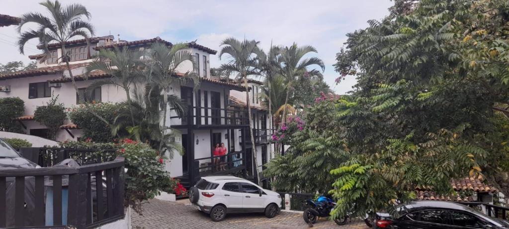 a white car parked in front of a building at Geribá- A casa mais buziana e charmosa de Búzios in Búzios