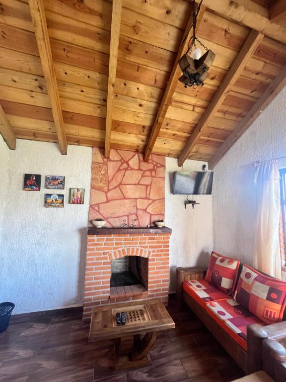 TV a/nebo společenská místnost v ubytování Cabañas el Corral del Rayo Huasca