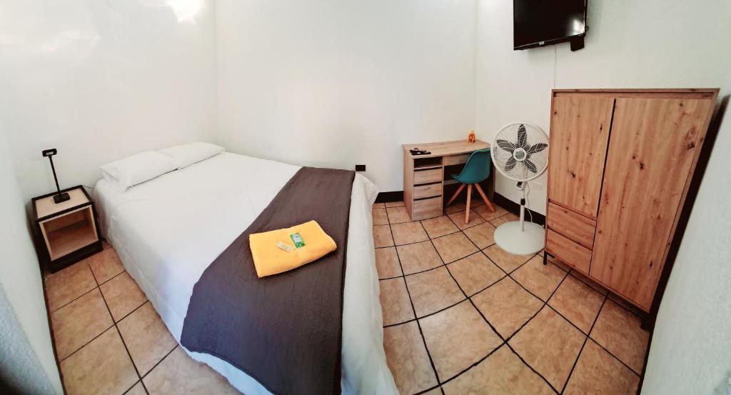 Un pat sau paturi într-o cameră la Casa Colibrí Apartamento 4