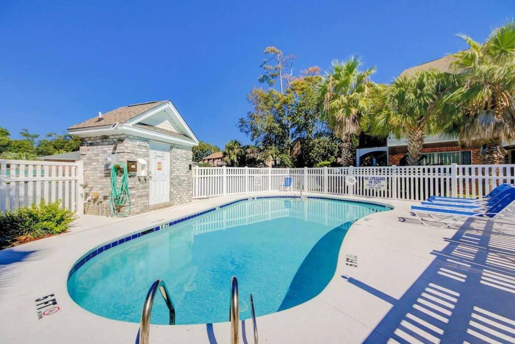 una piscina con sillas y una valla en Spacious House with Pool near the Beach 2165, en Myrtle Beach