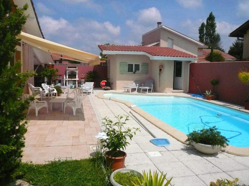 uma piscina no quintal de uma casa em Maison Tarnos, 4 pièces, 6 personnes - FR-1-239-779 em Tarnos