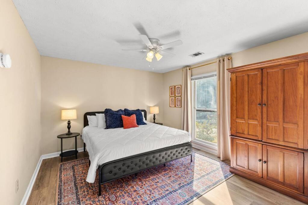 - une chambre avec un lit, un ventilateur de plafond et une fenêtre dans l'établissement The Chestle House - Updated Ranch with 3 King Beds, 