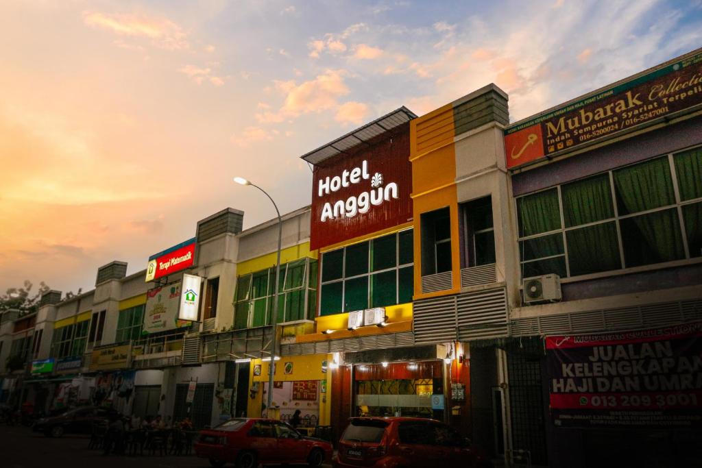 Supermarket nebo jiné obchody v  hotelu nebo okolí