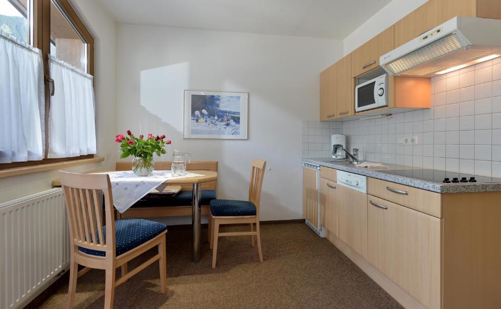 Kuchyň nebo kuchyňský kout v ubytování Hotel Garni Jennewein
