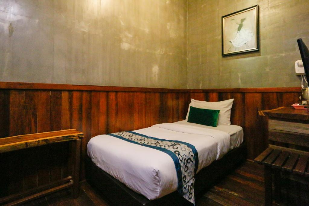 Postel nebo postele na pokoji v ubytování Anggun Hotel