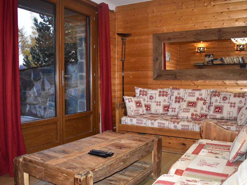 a log cabin living room with a couch and a table at Chalet Font-Romeu-Odeillo-Via, 6 pièces, 12 personnes - FR-1-580-103 in Font-Romeu-Odeillo-Via