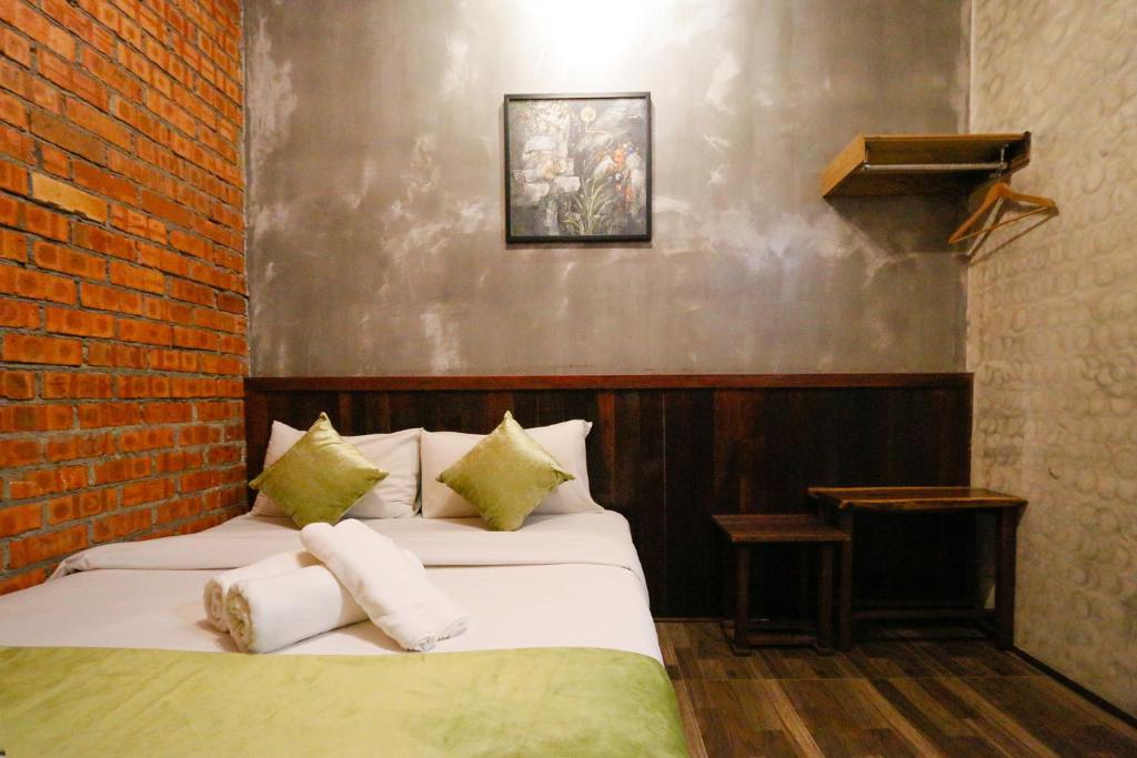 Postel nebo postele na pokoji v ubytování Anggun Hotel
