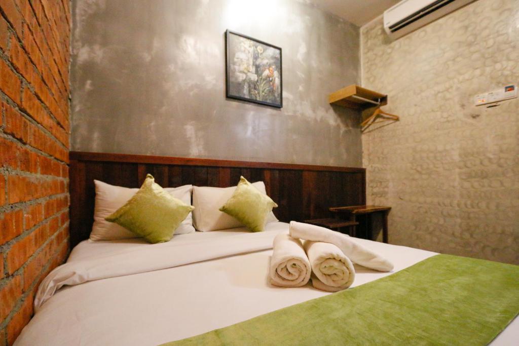 Postel nebo postele na pokoji v ubytování Anggun Hotel