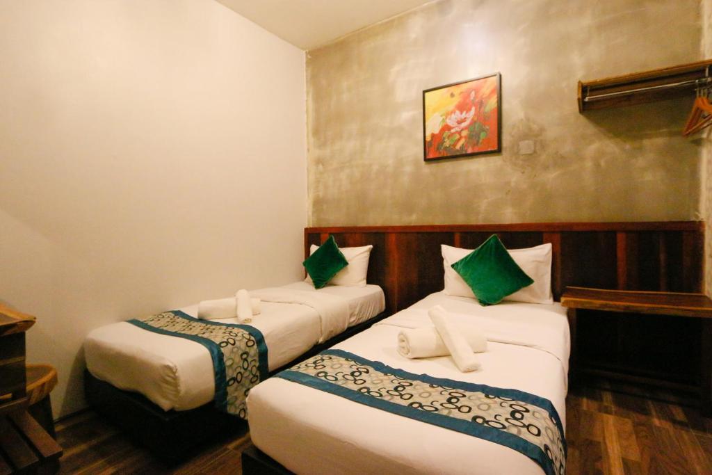 Postel nebo postele na pokoji v ubytování Anggun Hotel