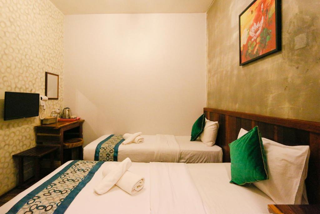 Postel nebo postele na pokoji v ubytování Anggun Hotel