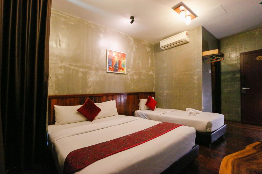 Postel nebo postele na pokoji v ubytování Anggun Hotel