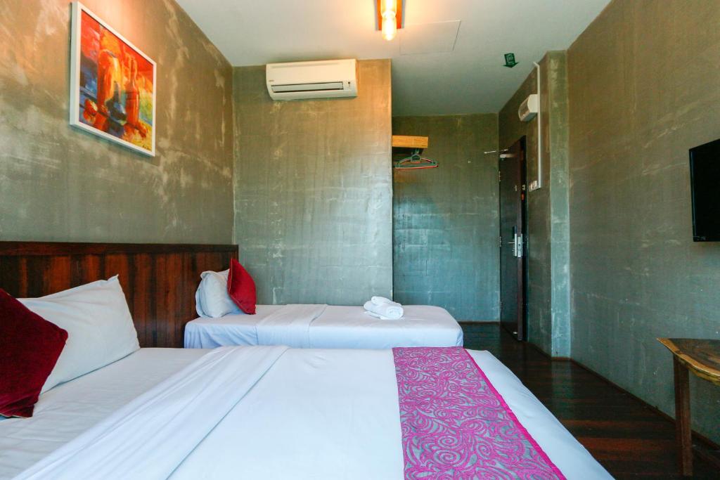 Postel nebo postele na pokoji v ubytování Anggun Hotel
