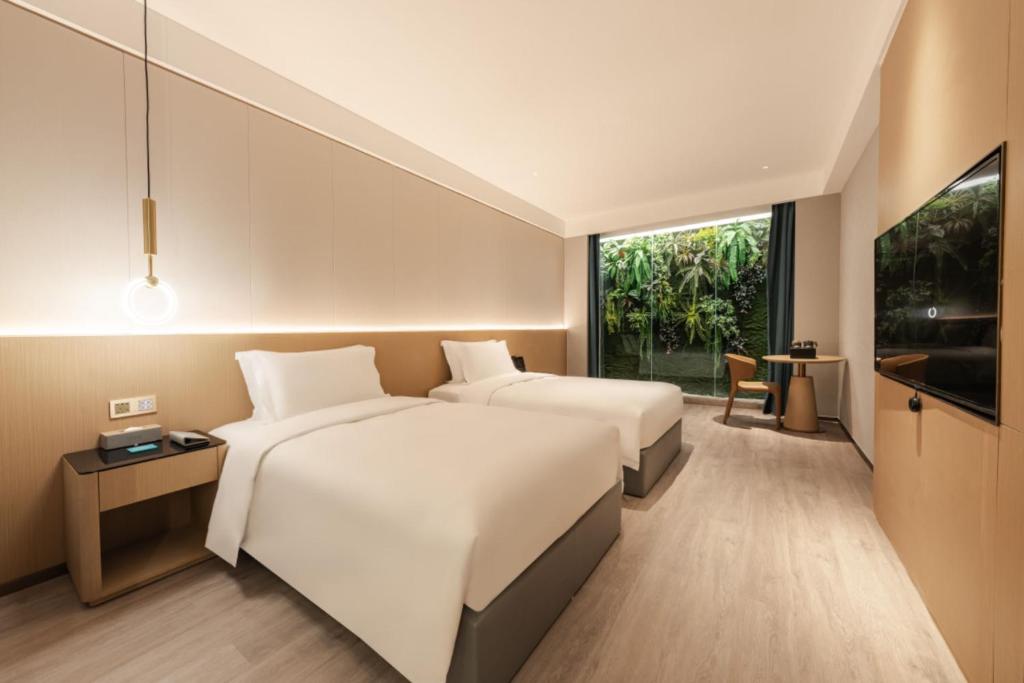 Postel nebo postele na pokoji v ubytování The Skytel Hotel Shenzhen Central Park