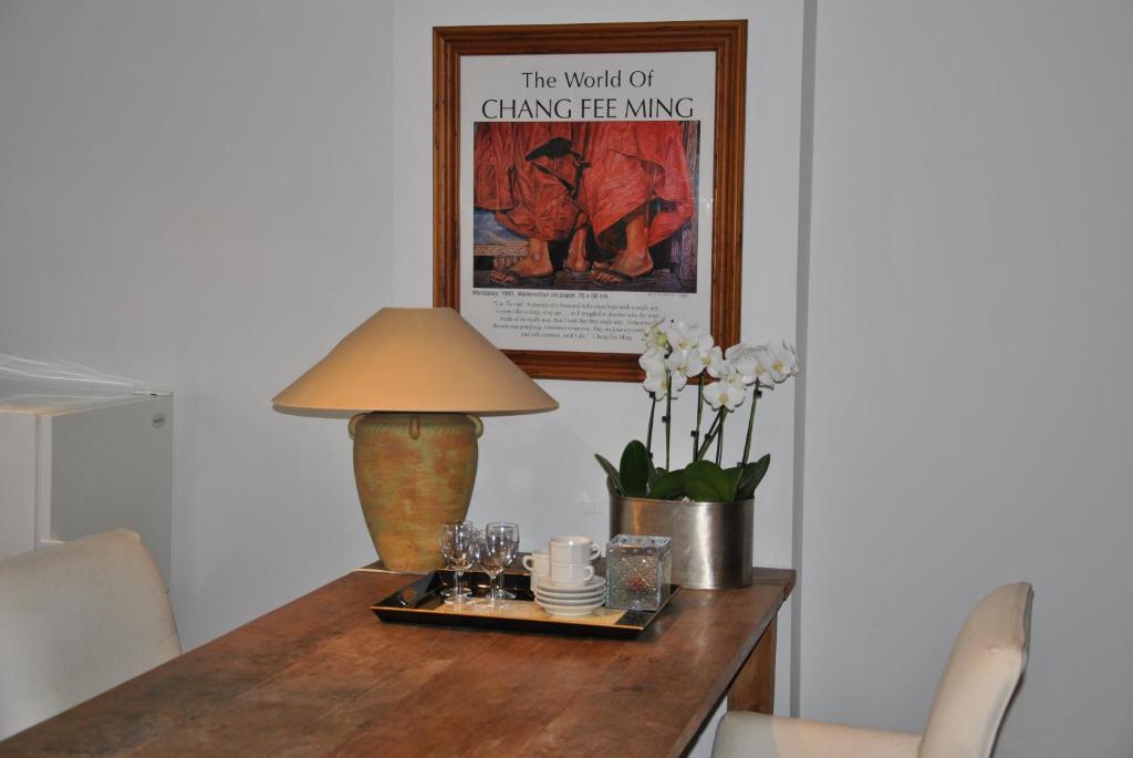 una mesa de comedor con una lámpara y una foto en B&B Joke de Groot, en Maastricht