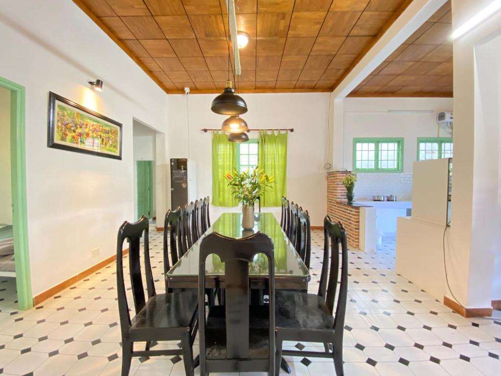 a dining room with a table and chairs at The Green Burrow - Nhà vườn mùa hè Đà Lạt in Da Thanh