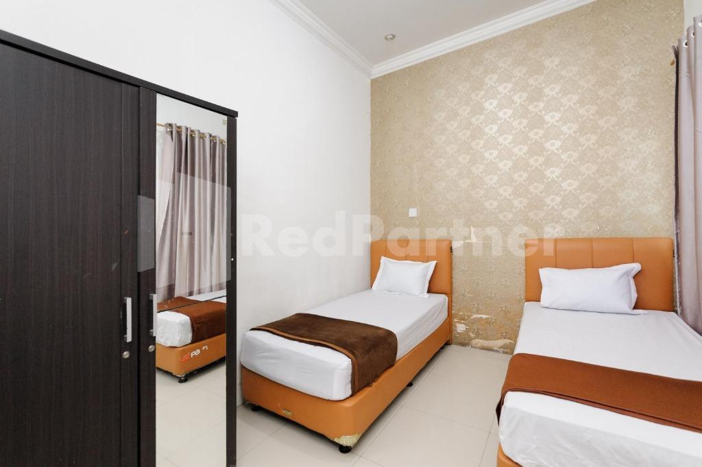 RedDoorz at Wisma Nabila Syariah near Masjid Raya Baiturrahman Banda Aceh - Chambre Jumelle De Luxe