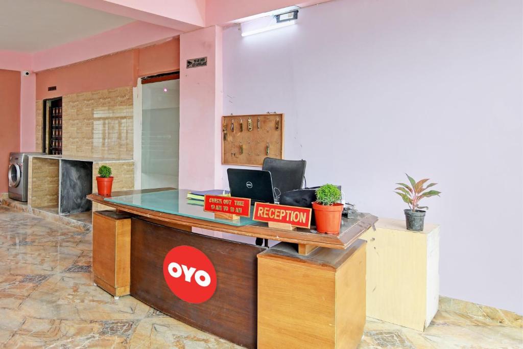 uma recepção de escritório com um computador portátil em The Blue Pearl Hotel em Calcutá