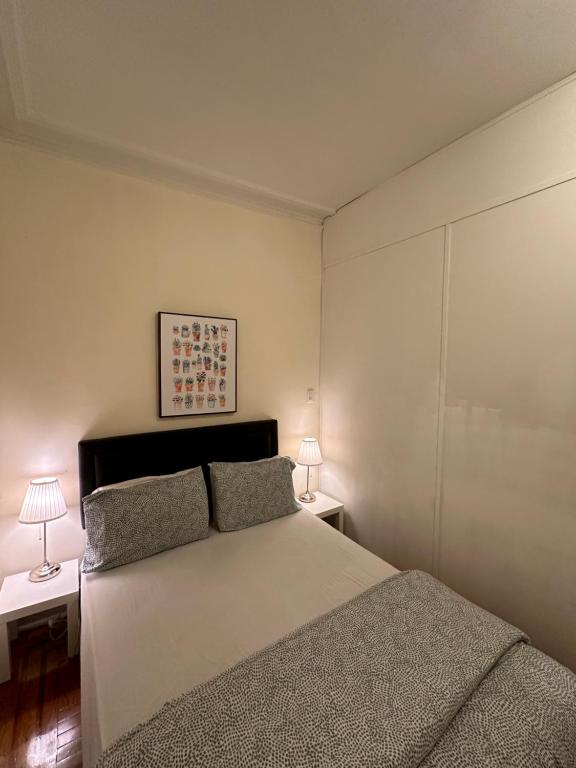 - une chambre avec un lit, 2 tables et 2 lampes dans l'établissement TIME SQUARE 42nd Street Private Room, à New York