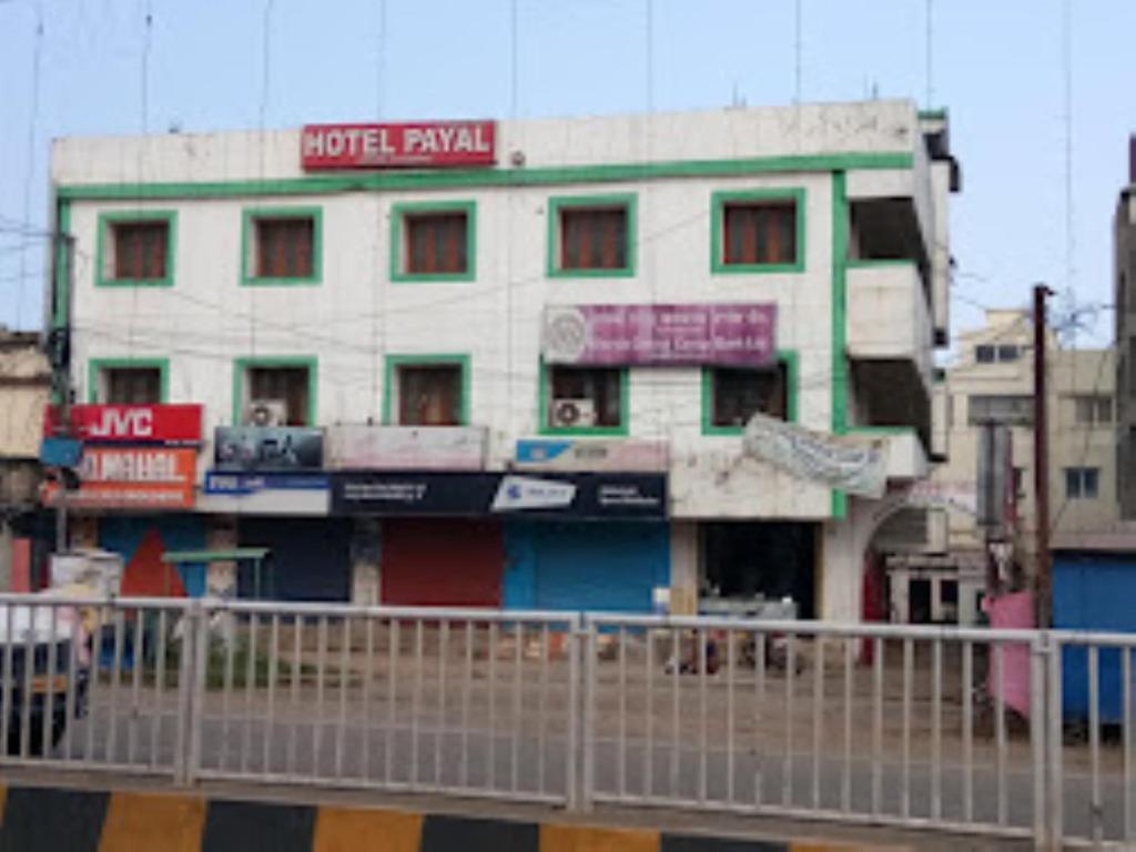 um edifício com um monte de sinais na frente dele em Hotel Payal Bhubaneswar em Bhubaneshwar