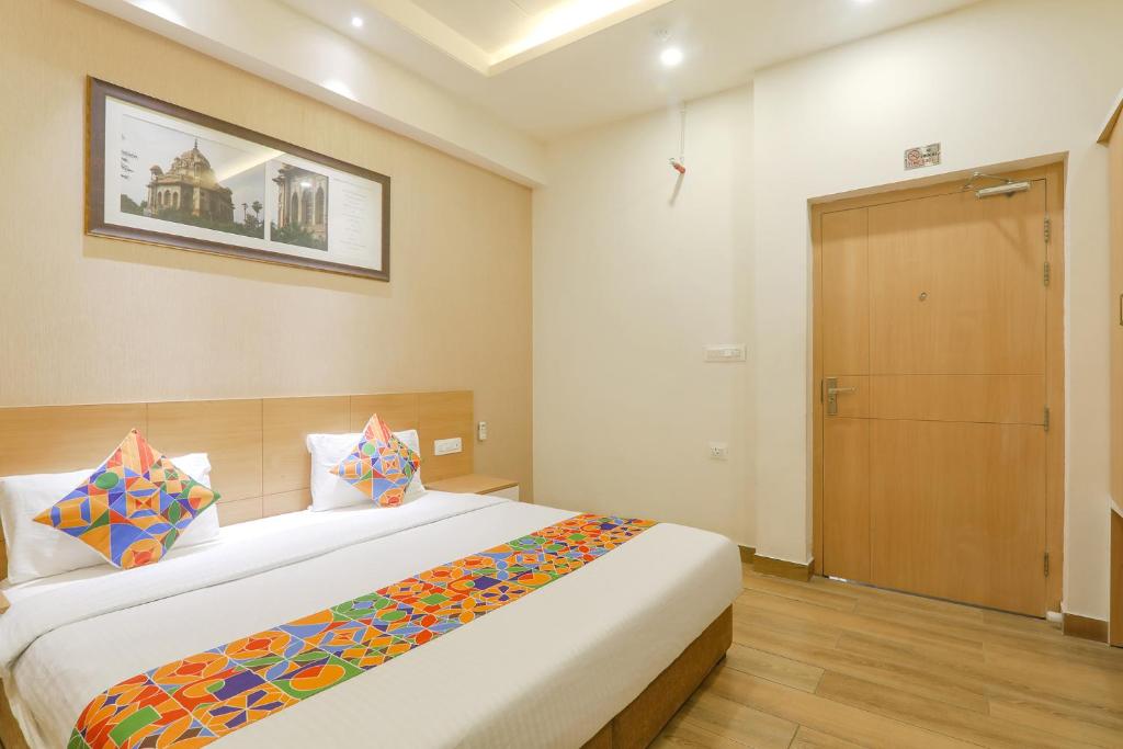 1 dormitorio con 1 cama grande en una habitación en FabHotel Raghubar Kripa, en Lucknow