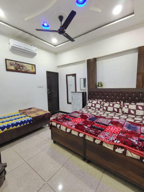 Postel nebo postele na pokoji v ubytování Swastik Yatri Grah