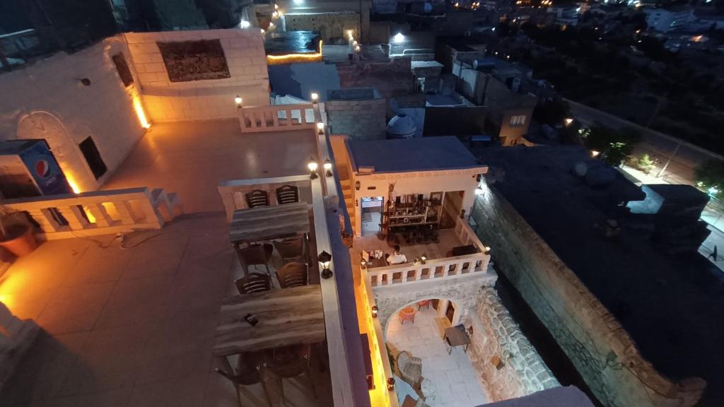 eine Luftansicht eines Gebäudes in der Nacht in der Unterkunft Acabey konuk evi in Mardin