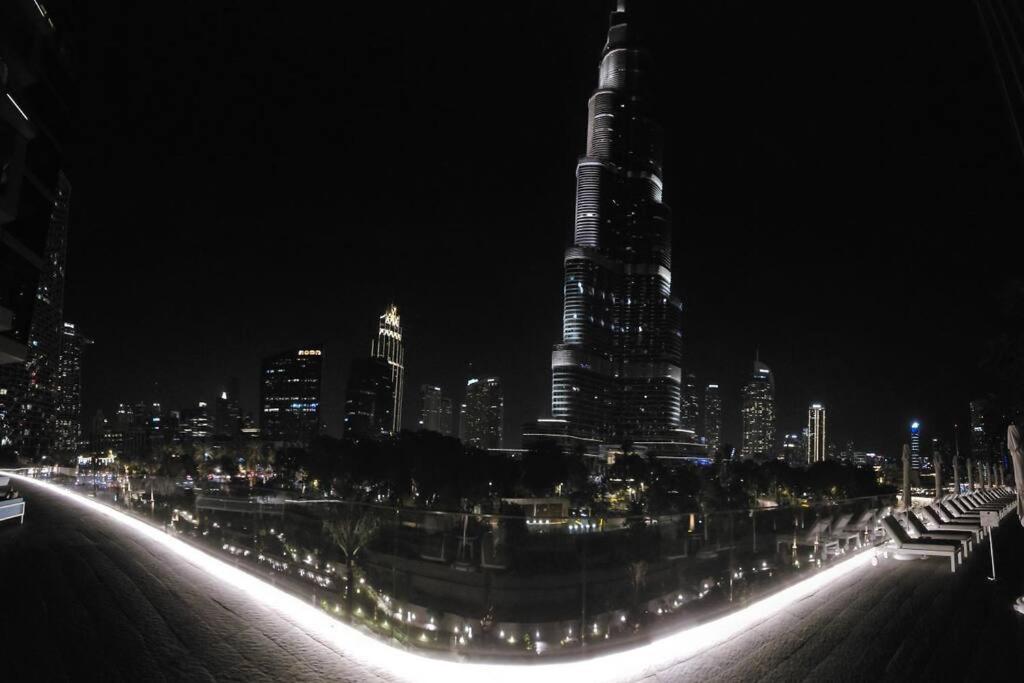 een skyline van de stad 's nachts met het hoogste gebouw bij Address Residences Opera District Downtown Dubai Burj Khalifa in Dubai
