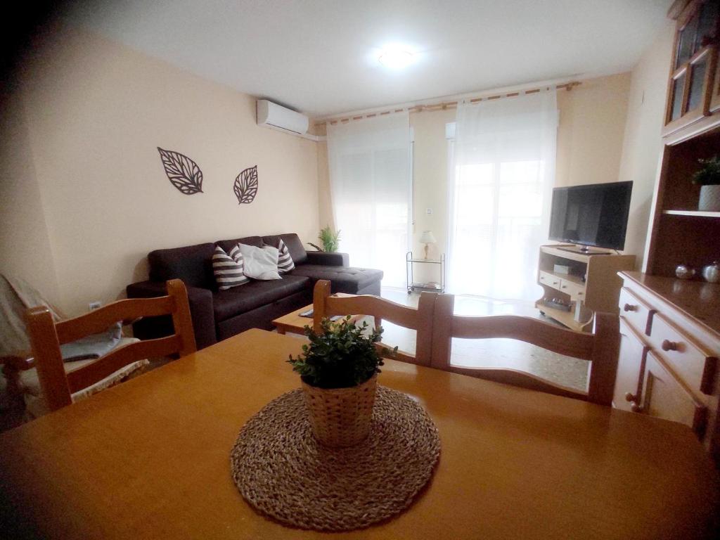 sala de estar con sofá y mesa en Precioso apartamento en Puerto de Sagunto Valencia, en Puerto Sagunto